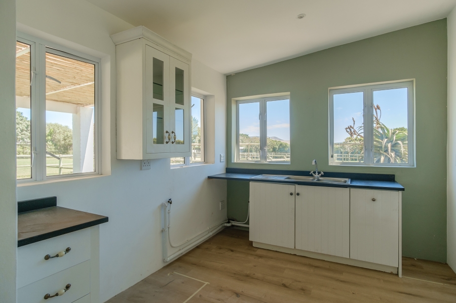 6 Bedroom Property for Sale in Meadowsteads Western Cape